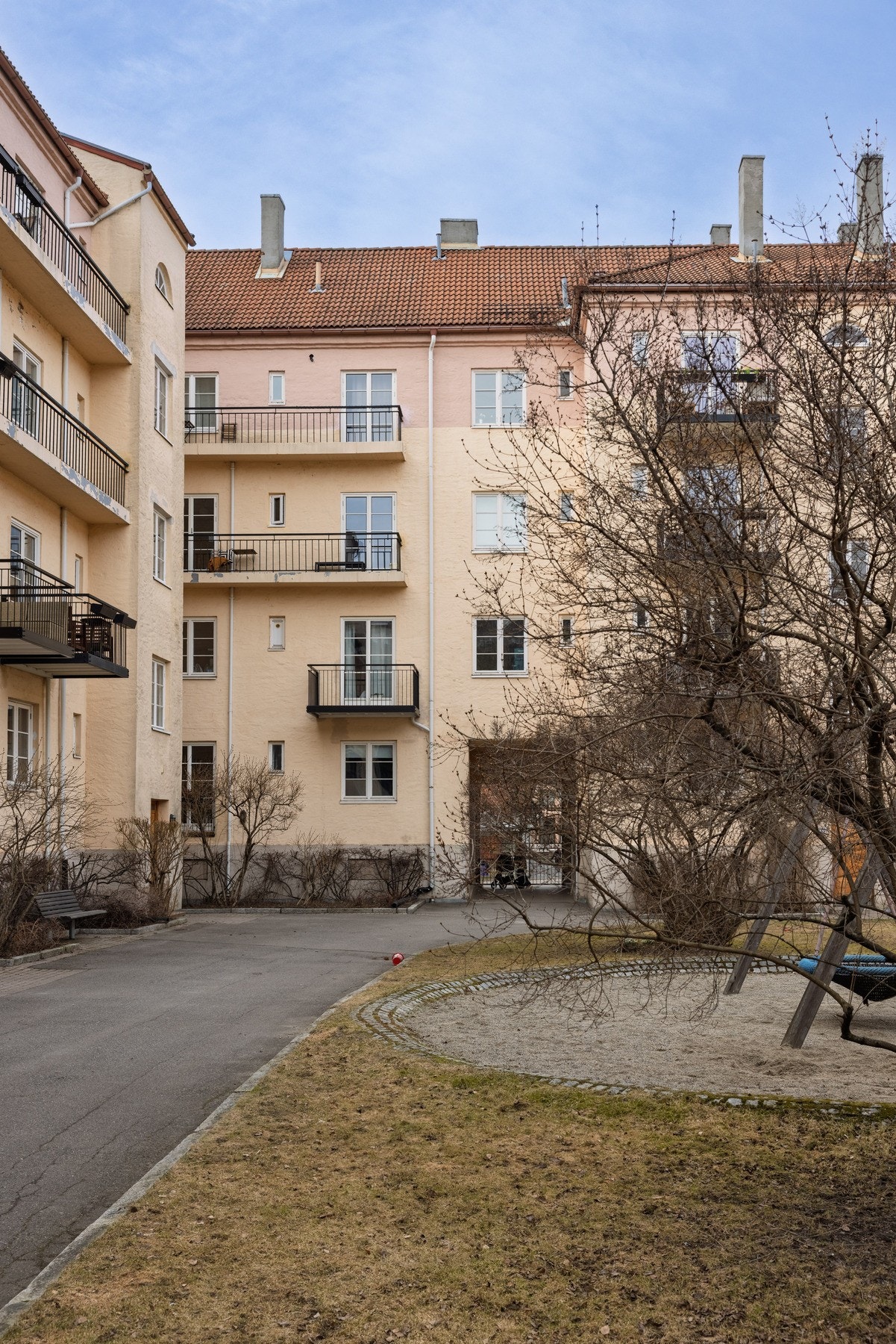 Leiligheten er oppført over ett plan, i 3.etasje i en boligblokk over 4 etasjer + kjeller og loft. Galleribilde