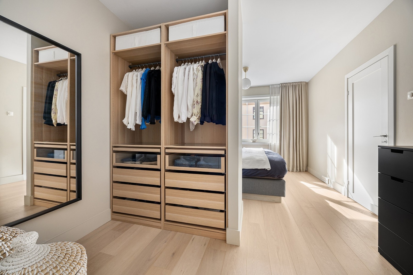 Åpen innredning bestående av hyller, skuffer og oppheng. Galleribilde