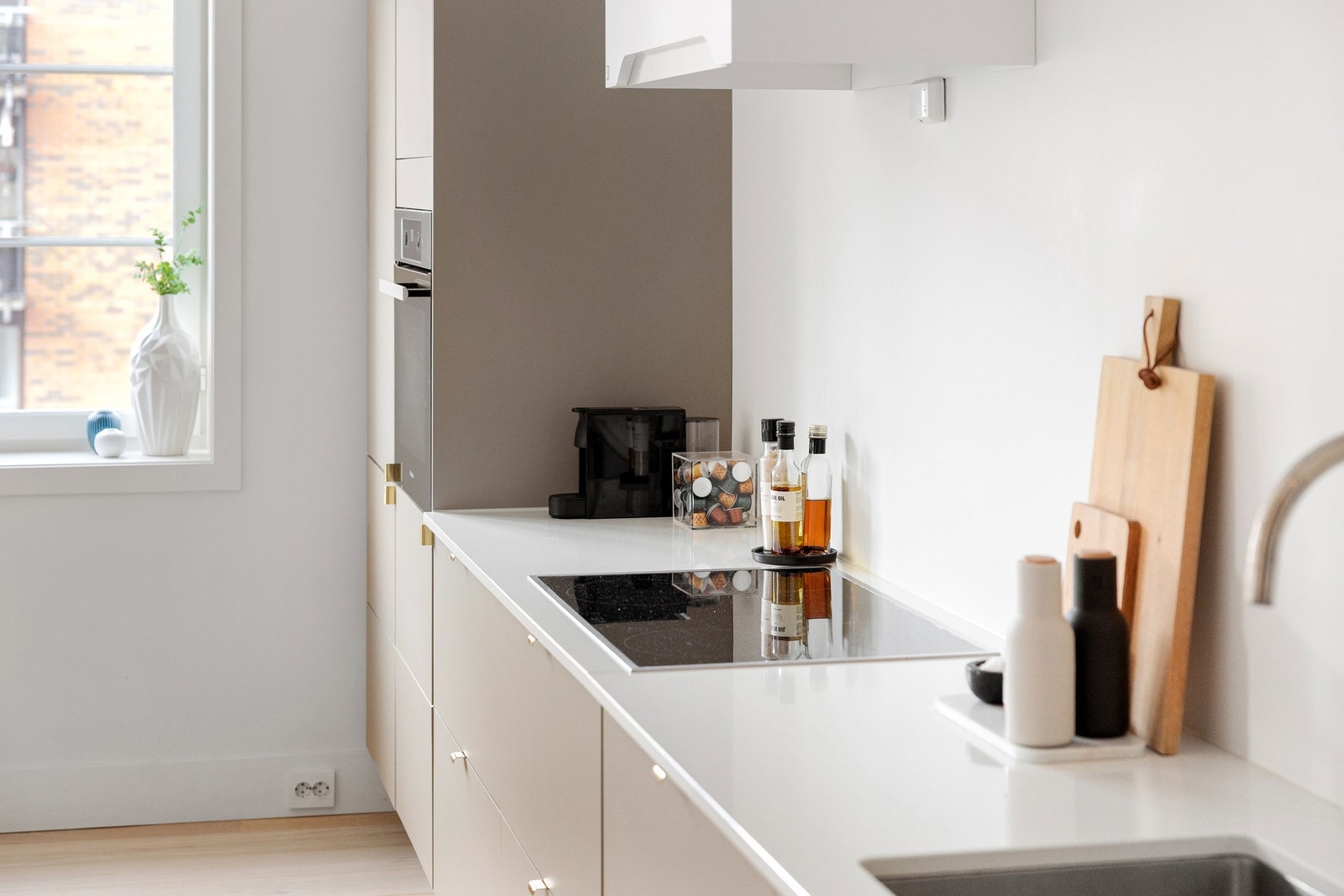 Kjøkkenet byr på rikelig med både benke- og oppbevaringsplass. Galleribilde