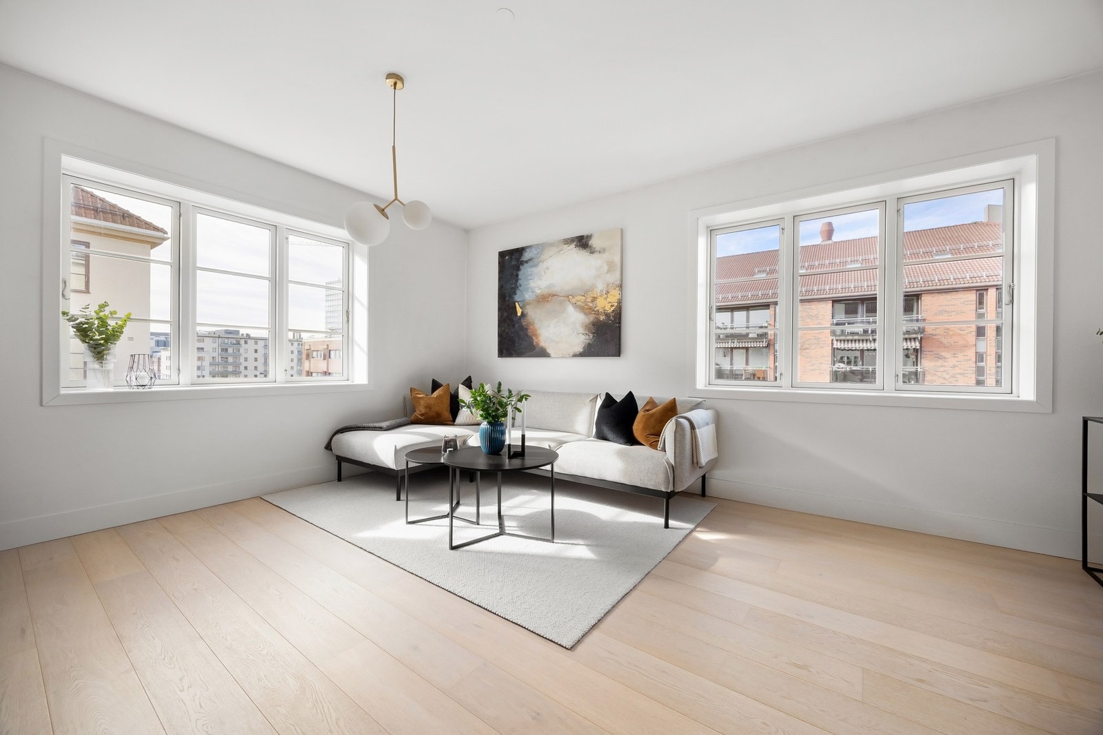 Rommet har slette, hvitmalte vegger og lyst 1-stavs eikeparkettgulv, som gir et stilrent og tidløst uttrykk. Galleribilde