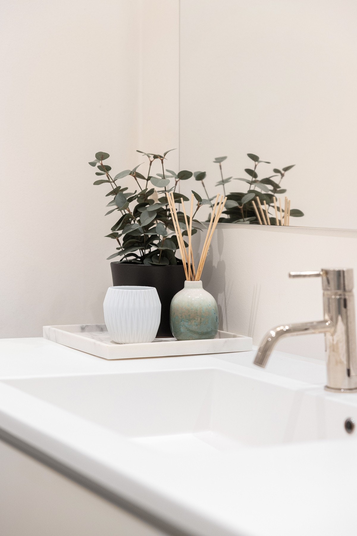 Baderomsinnredningen består av en heldekkende servant med skuffeløsning og hvite fronter. Galleribilde