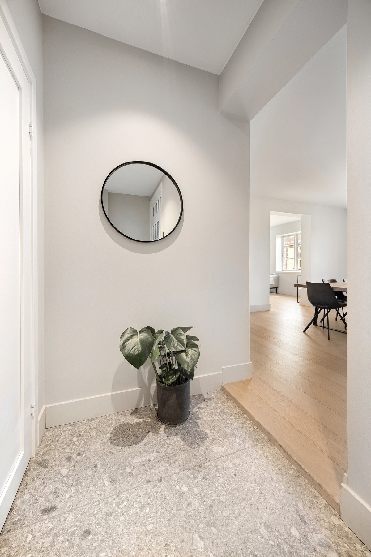 Leiligheten ligger i byggets tredje etasje med adkomst via felles, velholdt trappeoppgang. Galleribilde