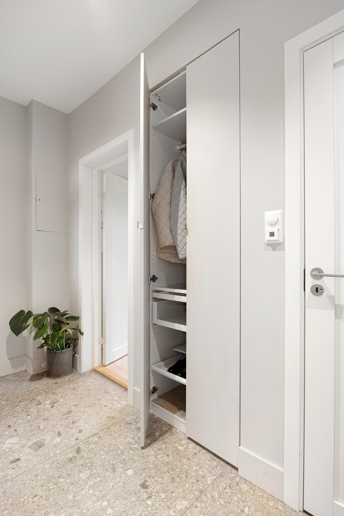 Entréen er utstyrt med callinganlegg, og har et plassbygd garderobeskap med gode oppbevaringsmuligheter. Galleribilde