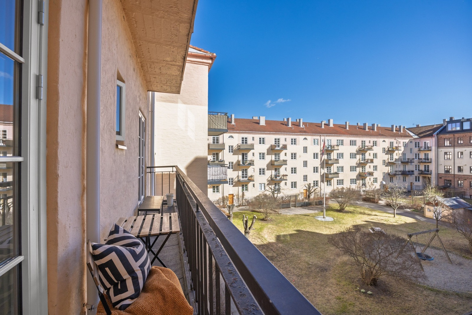 Sameiet har en nydelig og opparbeidet bakgård. Galleribilde