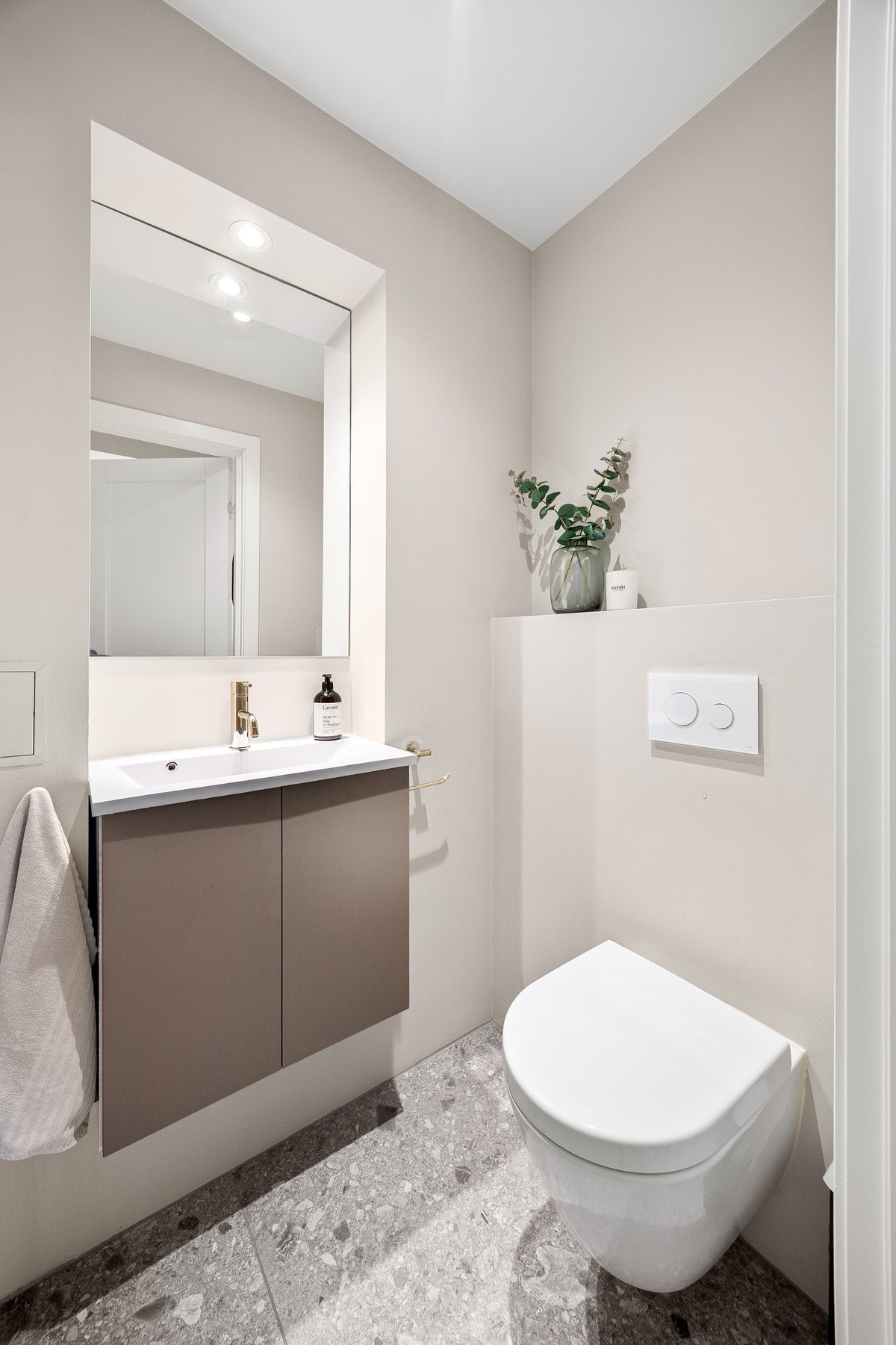 Toalettet er praktisk plassert ved entréen. Galleribilde