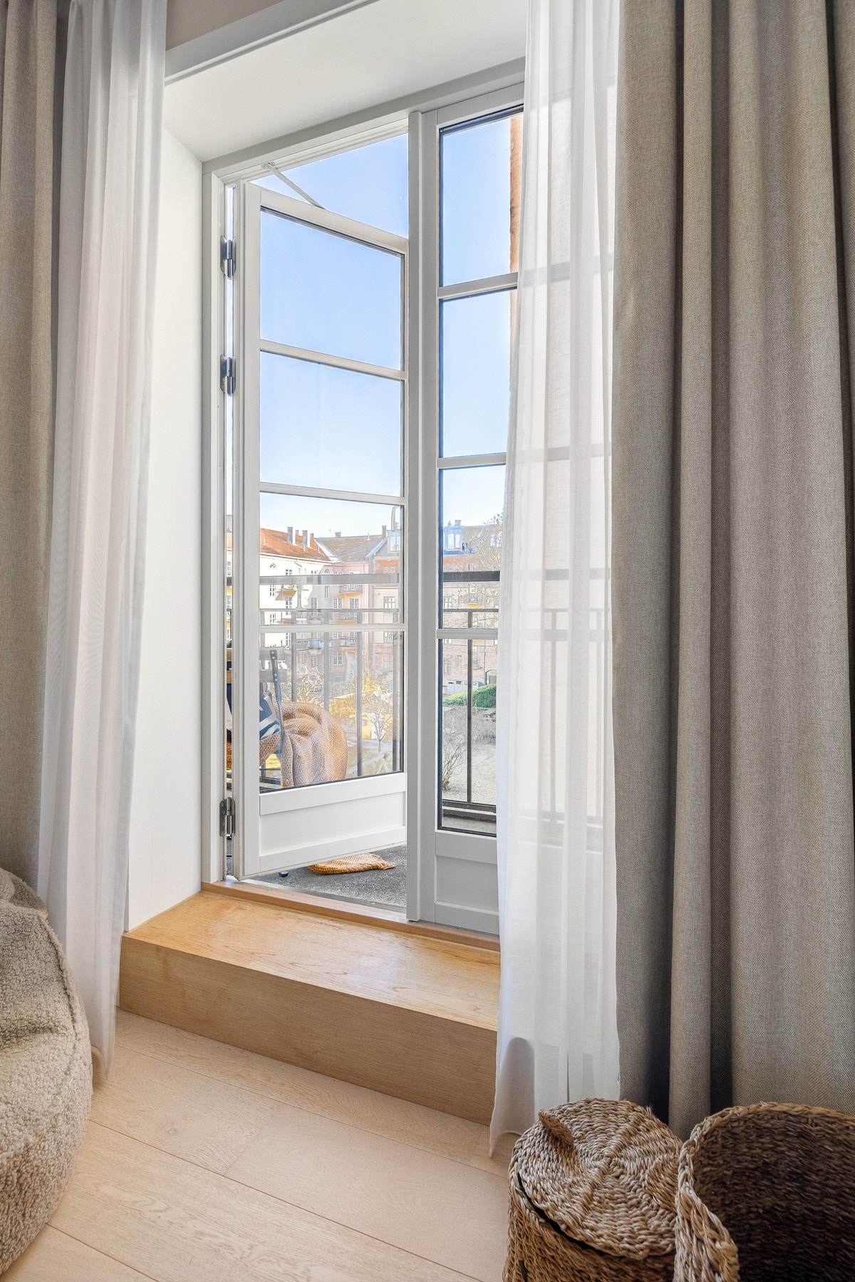 Fra soverommet er det balkongdører ut til sameiets brannbalkong. Galleribilde