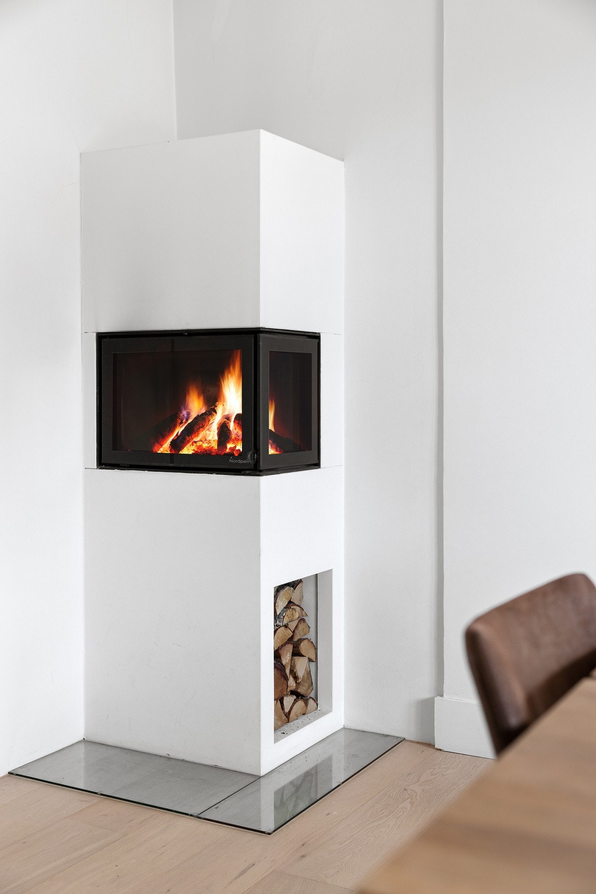 Kjøkkenet har en moderne, oppmurt peis med innsats som skaper en lun og hyggelig atmosfære. Galleribilde