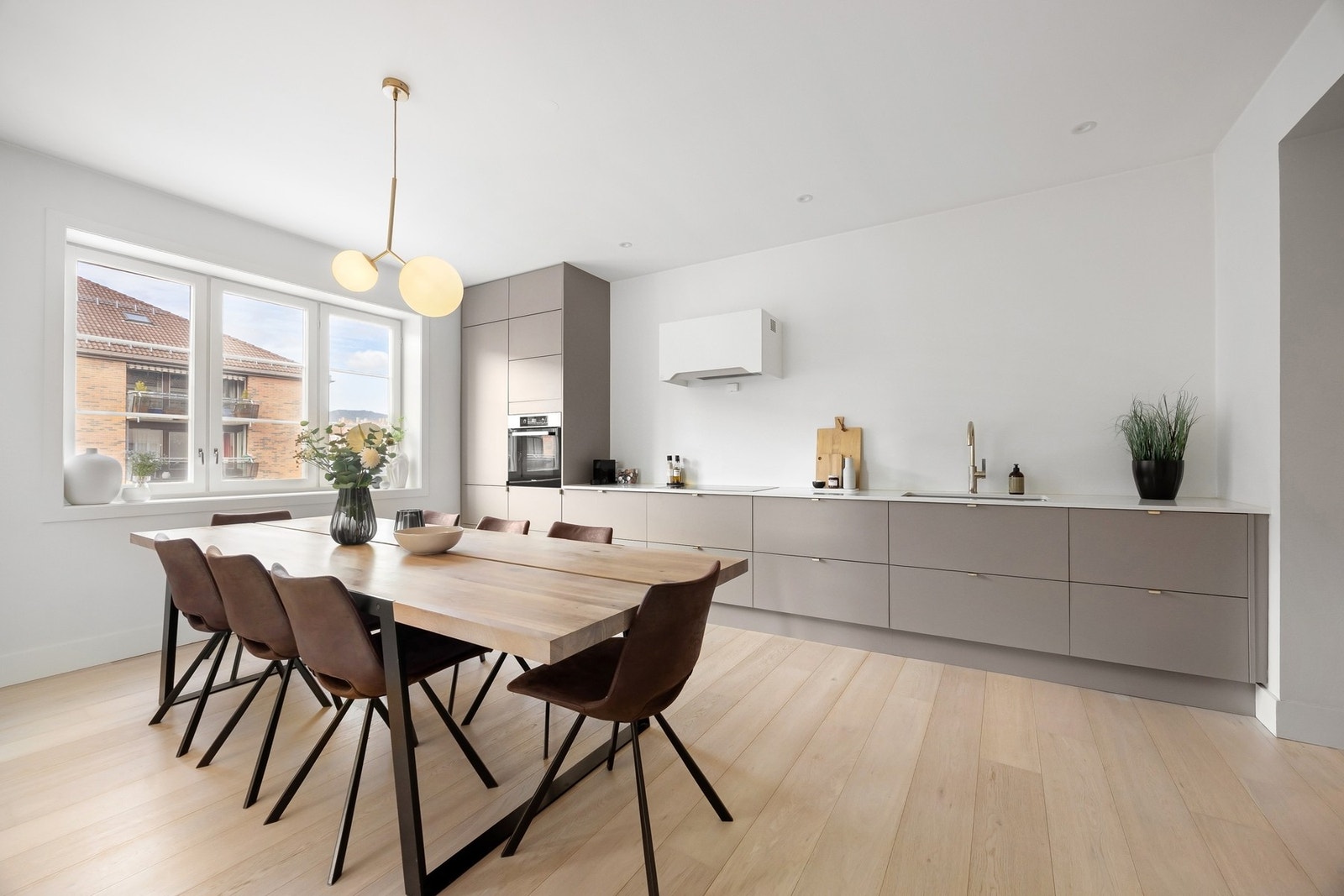 Kjøkkenet er romslig og innbydende, med god plass til spisebord. Galleribilde