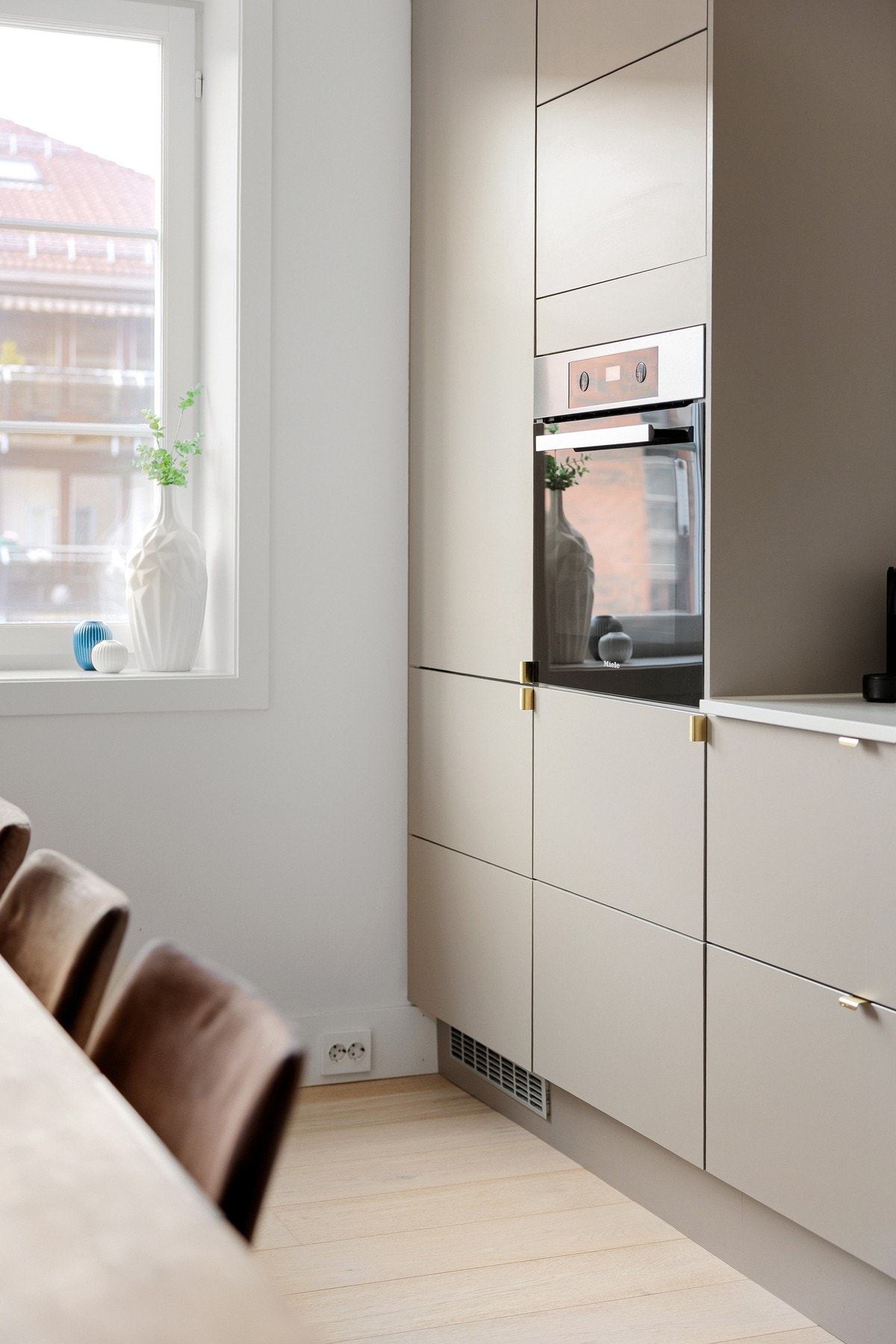 Kjøkkeninnredningen er ny i 2019 med integrerte hvitevarer fra Miele, inkludert oppvaskmaskin, kjøl-/fryseskap, stekeovn og induksjonstopp. Galleribilde