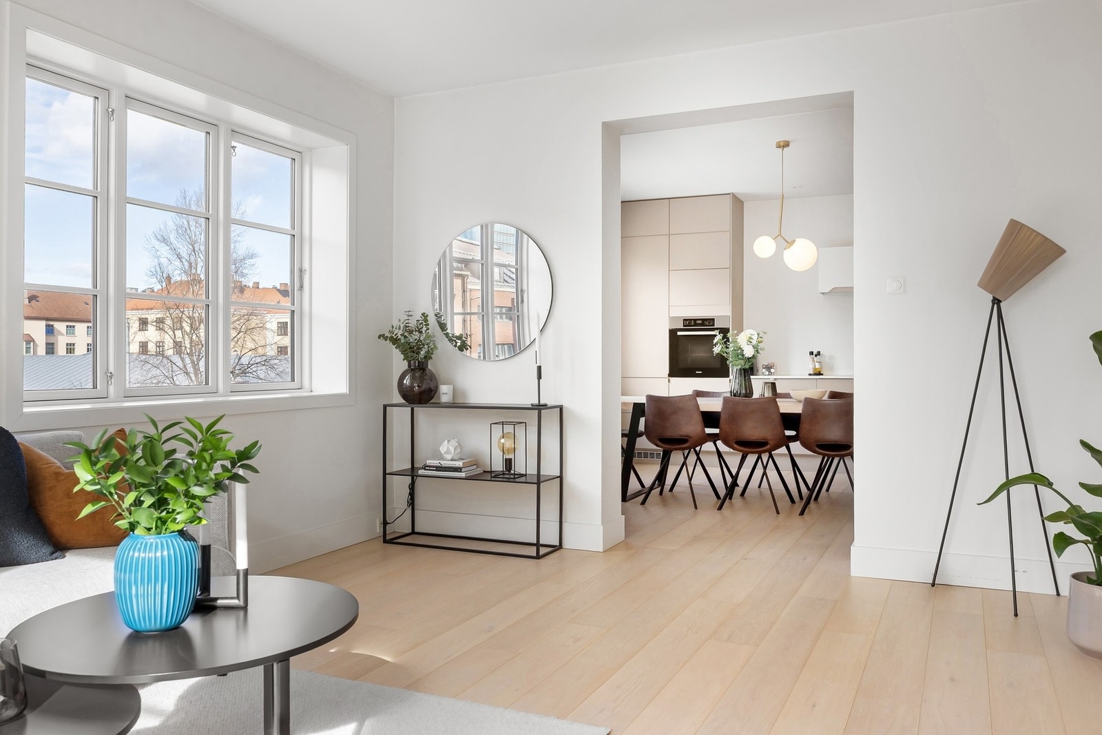 Stuen har en delvis åpen løsning mot kjøkkenet, som gir en god romfølelse. Galleribilde