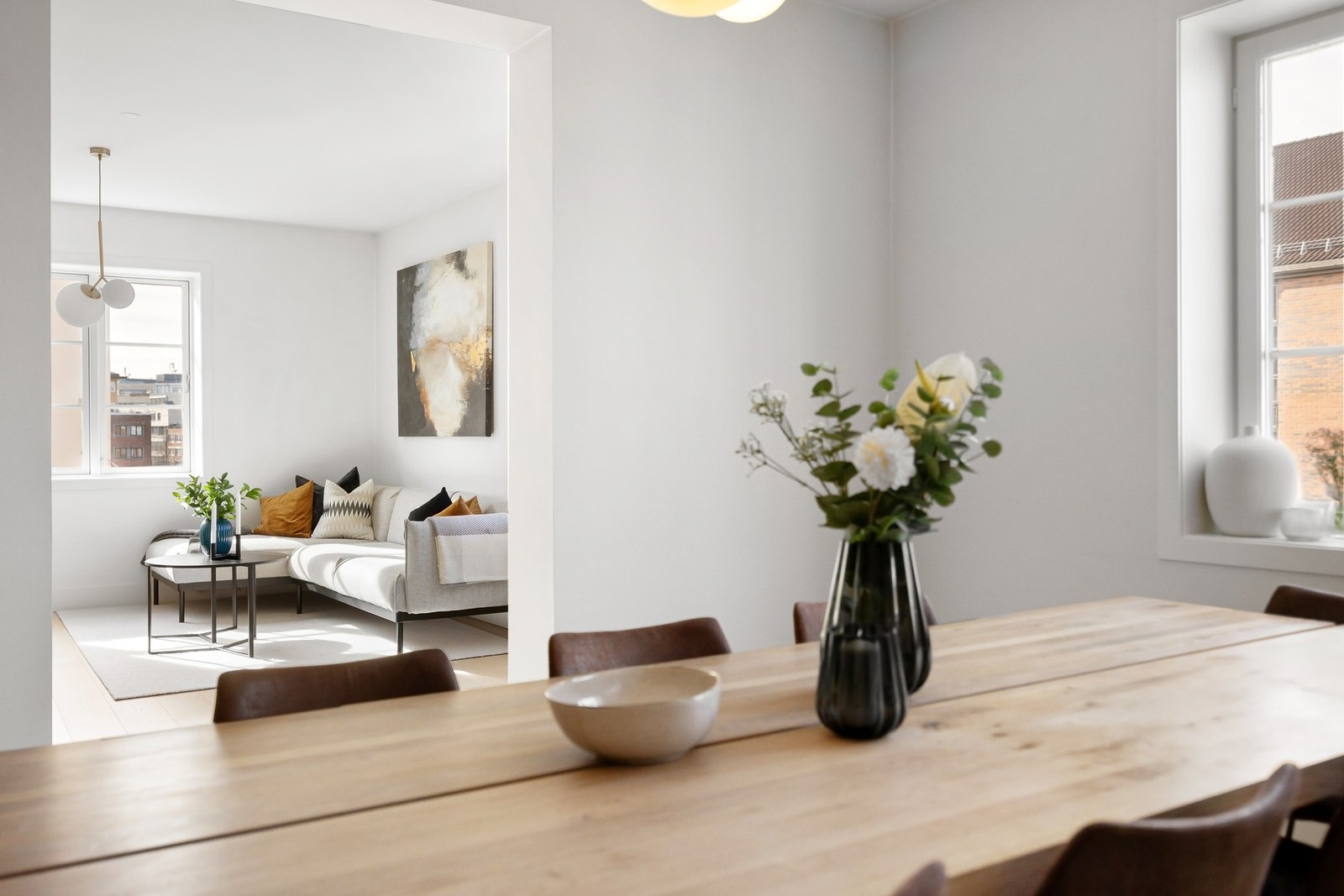 Kjøkkenet og stuen har lysinnslipp fra 2 forskjellige himmelretninger. Galleribilde