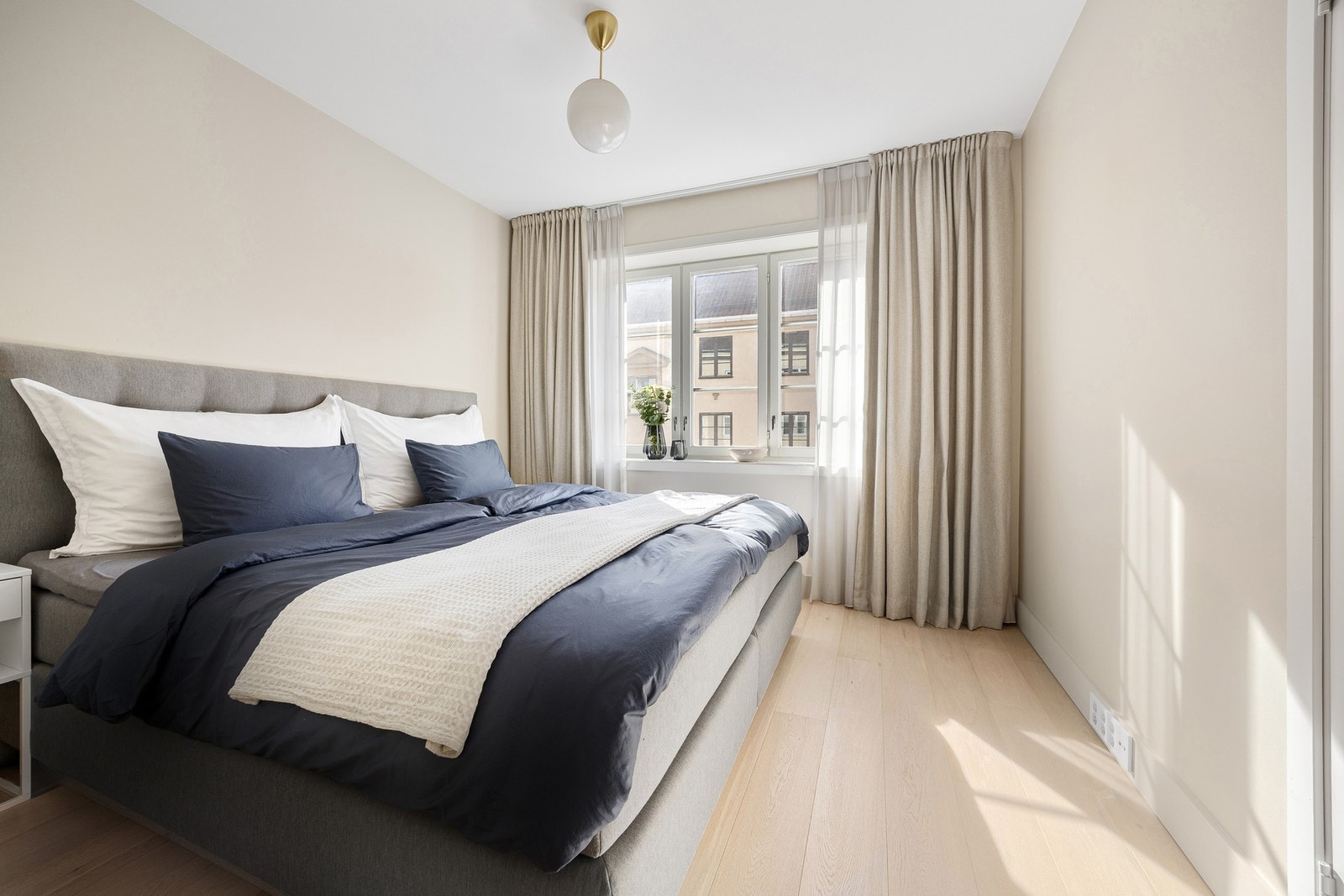 Leiligheten har to innbydende soverom, begge malt i en behagelig, lys farge som harmonerer godt med det lyse eikeparkettgulvet. Galleribilde