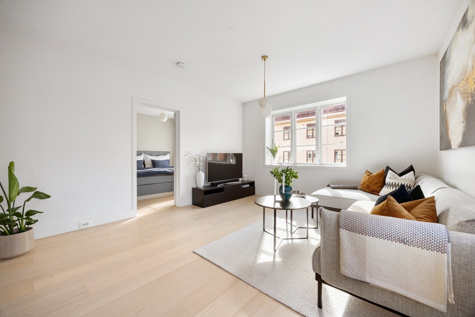 Stuen er lys, luftig og tiltalende, med store vindusflater som slipper inn rikelig med dagslys. Galleribilde