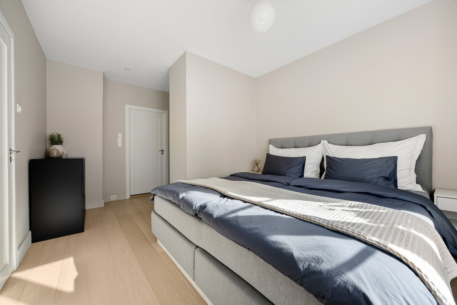 Hovedsoverommet er romslig og har en smart garderobeløsning i tilknytning til badet. Galleribilde