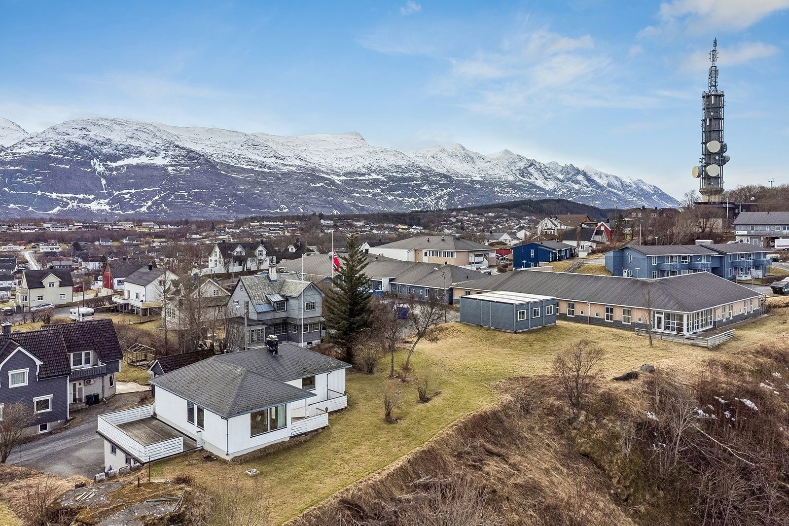 Eiendommen ligger i et rolig boområde med lite gjennomgangstrafikk Galleribilde