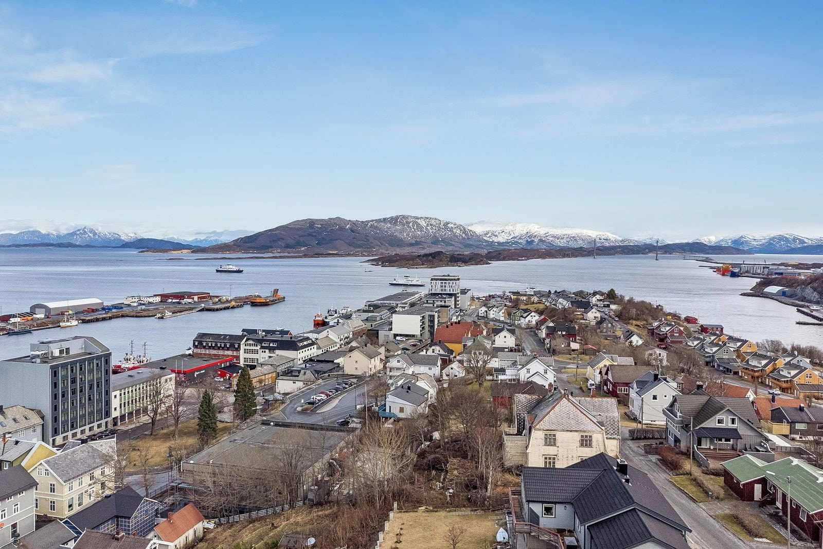 Fra boligen er det kun få minutters spasertur til Sandnessjøen sentrum med butikker, servicetilbud og øvrige fasiliteter Galleribilde