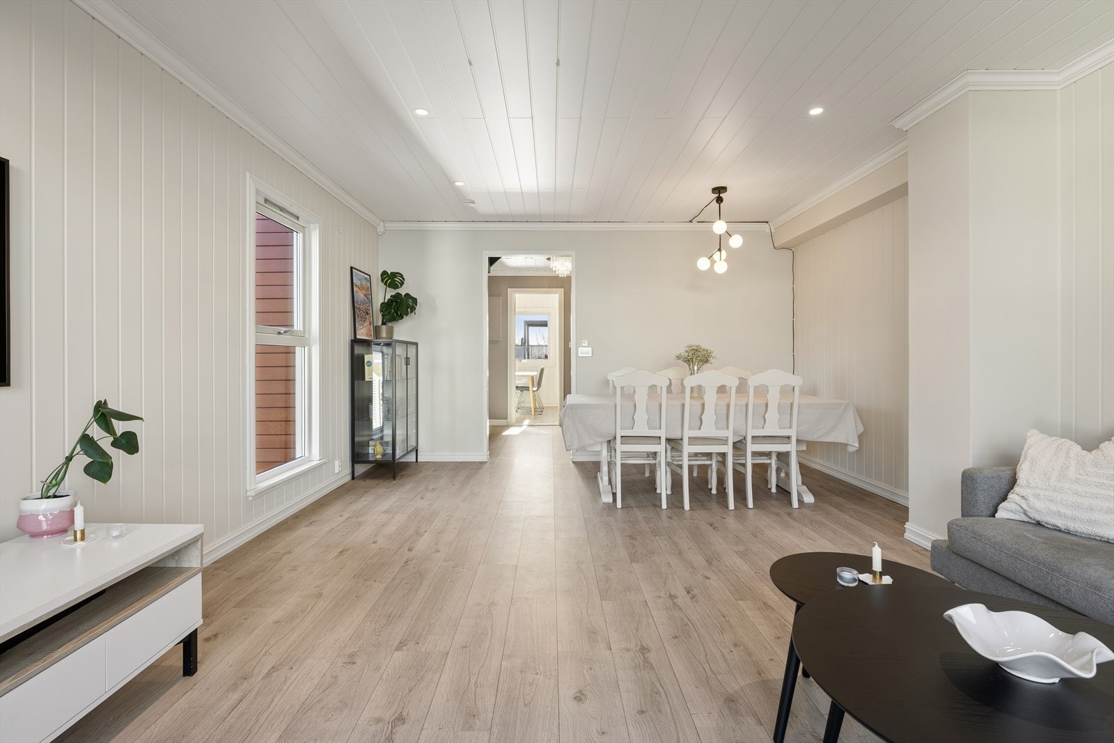 Stuen oppleves som både romslig og behagelig, med god plass til både sofakrok og spisebord i en åpen og sosial løsning. Galleribilde
