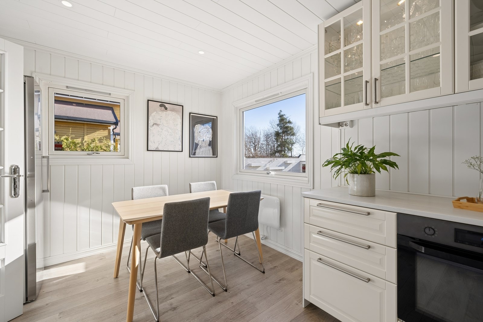 Kjøkkenet er fra 2014, og oppleves som et lyst og moderne rom. God plass til spisebord. Galleribilde