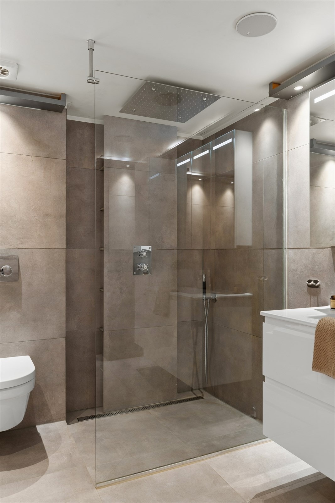 Badet har en delikat dusjnisje hvor både blandebatteri, hånddusj og regndusj er innbygget. Badet er for øvrig også tilrettelagt for badekar. Galleribilde