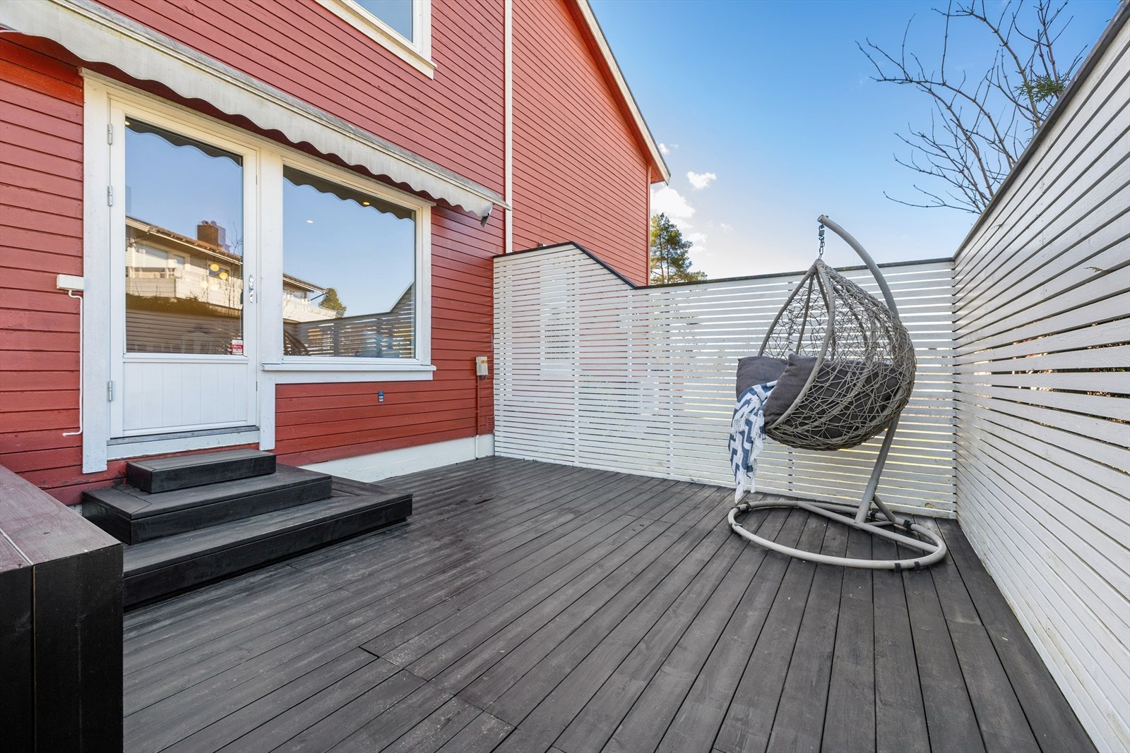 Skjermet uteplass med adkomst fra stue. Galleribilde