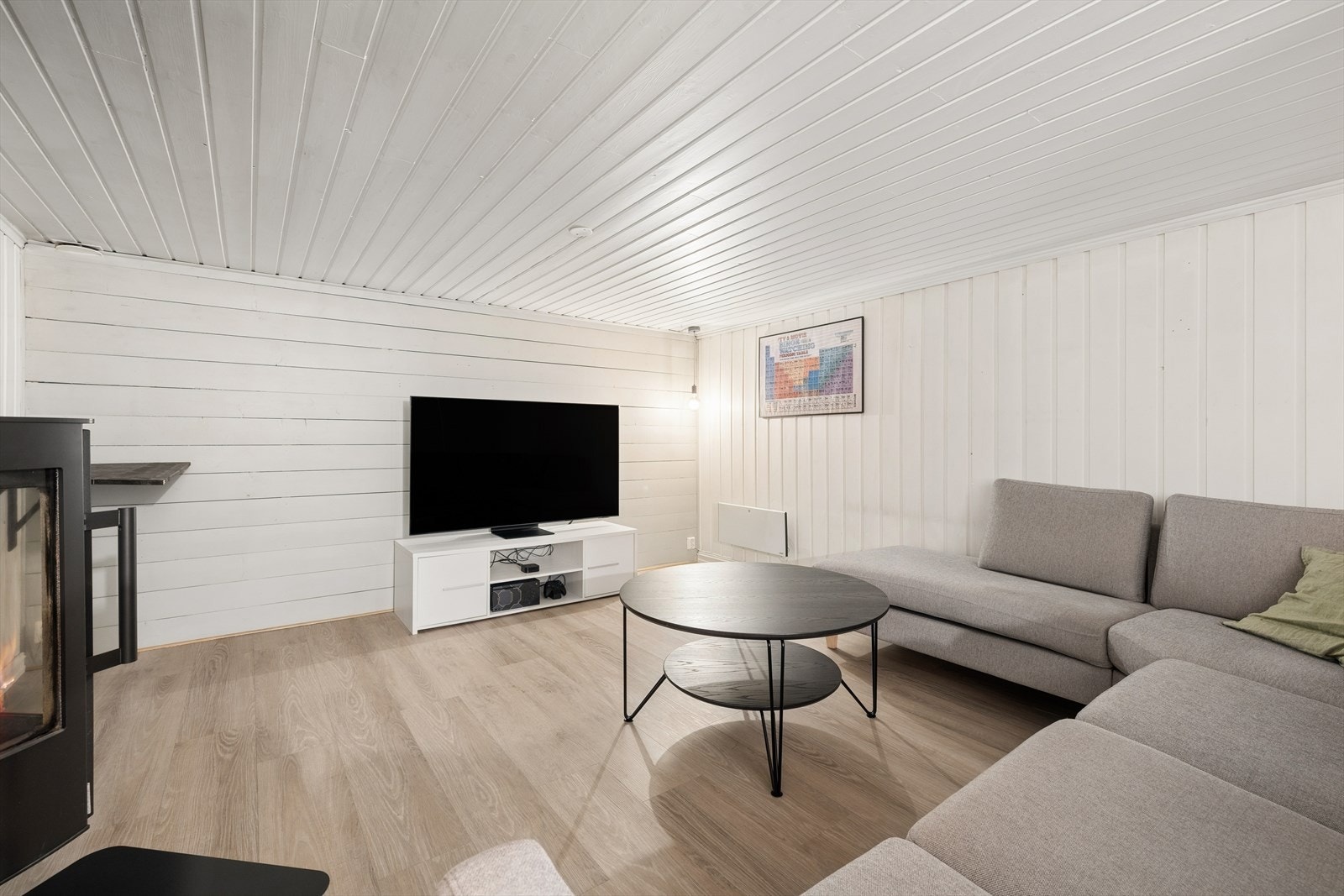 Kjelleretasjen er innredet med kjellerstue, bod og et ekstra rom som tidligere har blitt brukt som soverom (ikke godkjent). Galleribilde
