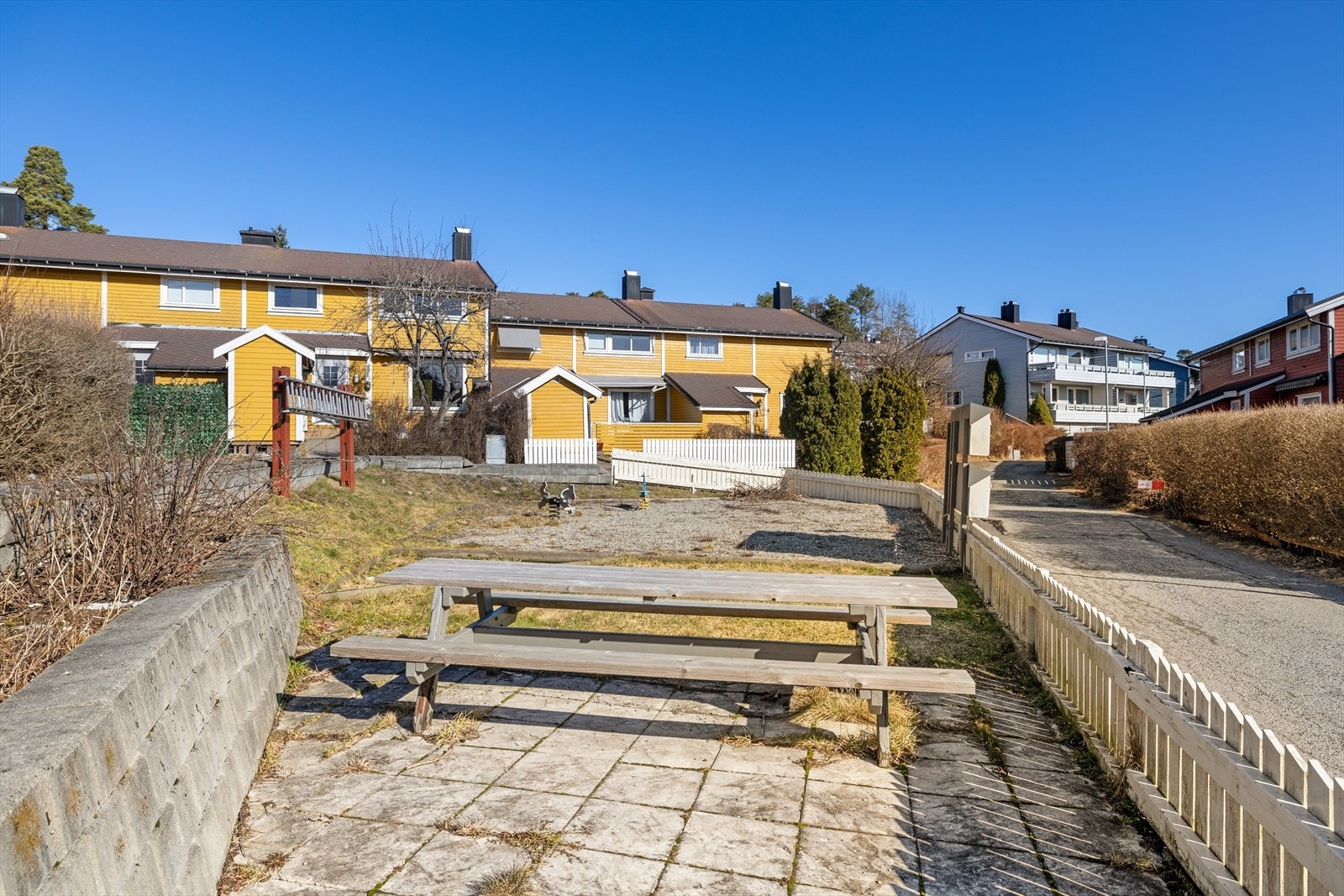 Perfekt plassert i et rolig og populært område på Øreåsen. Flere koselige uteplasser i fellesarealene. Galleribilde
