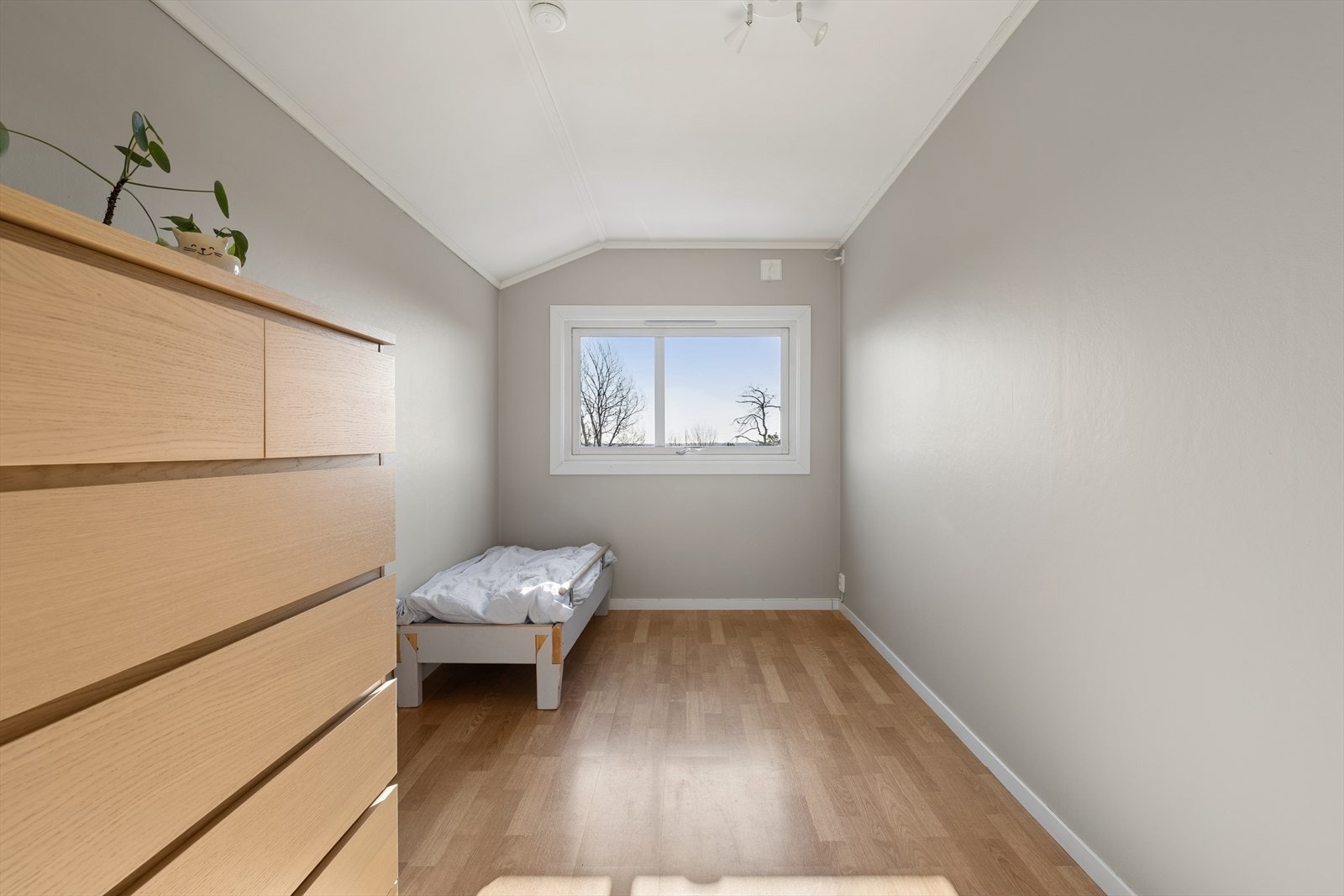 Boligen har totalt 3 soverom som alle er plassert i boligens 2. etasje. Galleribilde