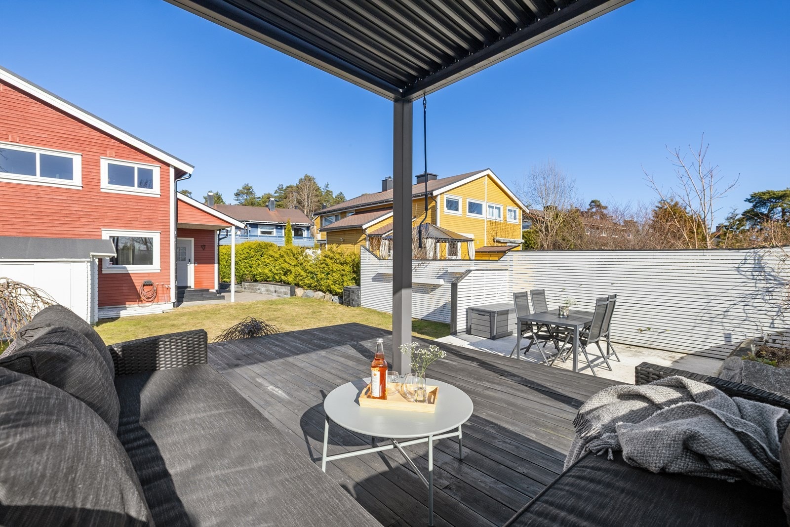 Den ene uteplassen har pergola og fungerer som et perfekt sted for lange sommerkvelder, grilling og avslapning. Galleribilde