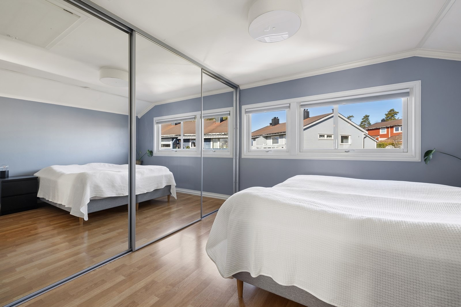 I tillegg har rommet en stor og praktisk skyvedørsgarderobe som gir rikelig med oppbevaringsplass. Galleribilde