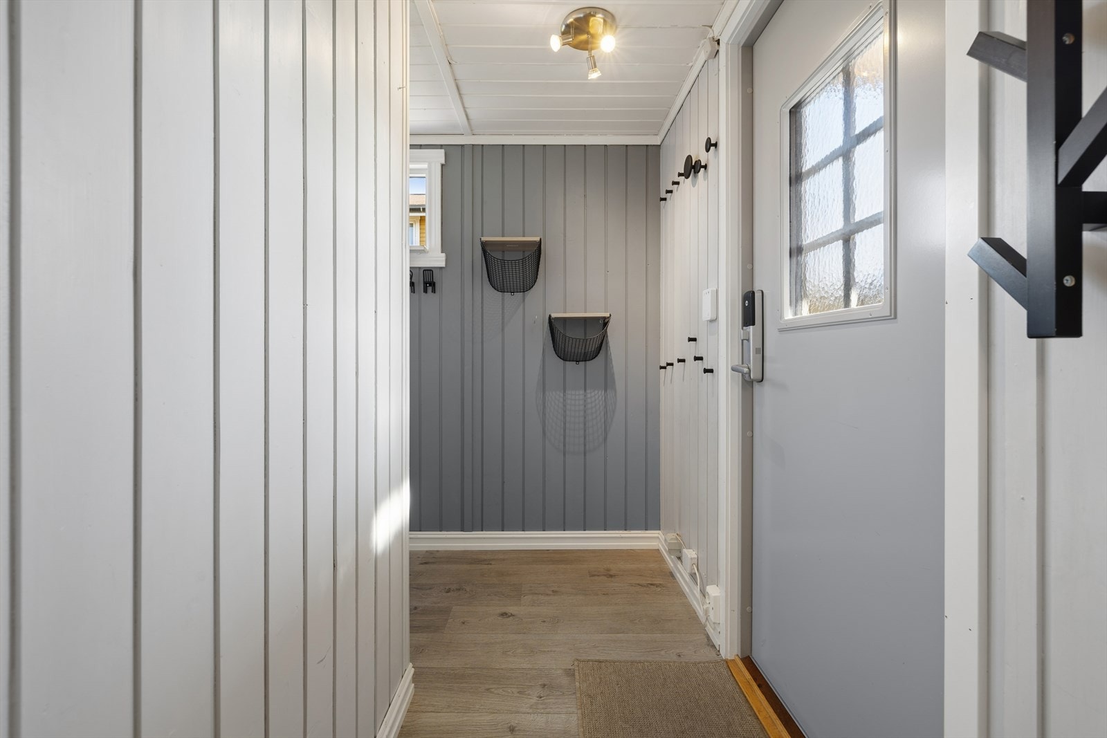 Velkommen inn i en lys og praktisk entré med god plass til å sette fra seg sko og henge fra seg yttertøy. Galleribilde