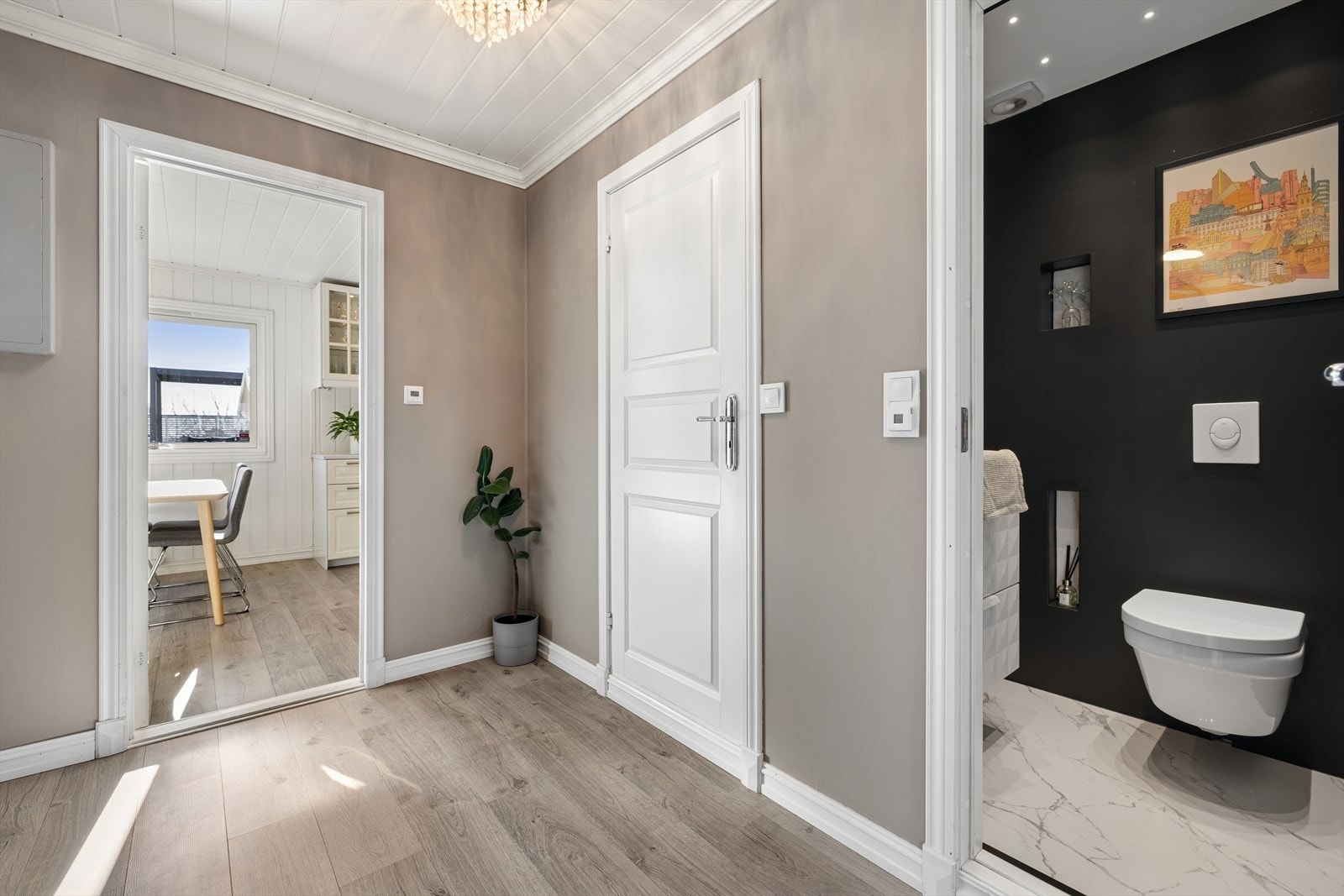Boligen har både bad, toalettrom og vaskerom, fordelt på separate rom, dette gir en praktisk løsning som gir god funksjonalitet i hverdagen. Galleribilde