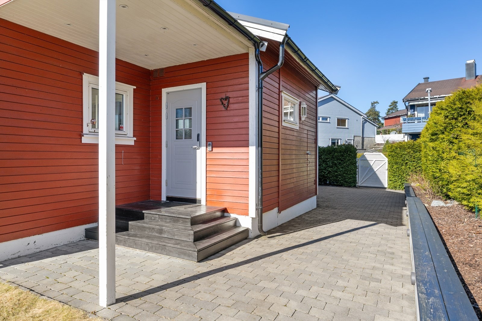 Hellelagt gårdsplass med tilgang til utvendig bod. Videre adkomst til vindfang. Galleribilde