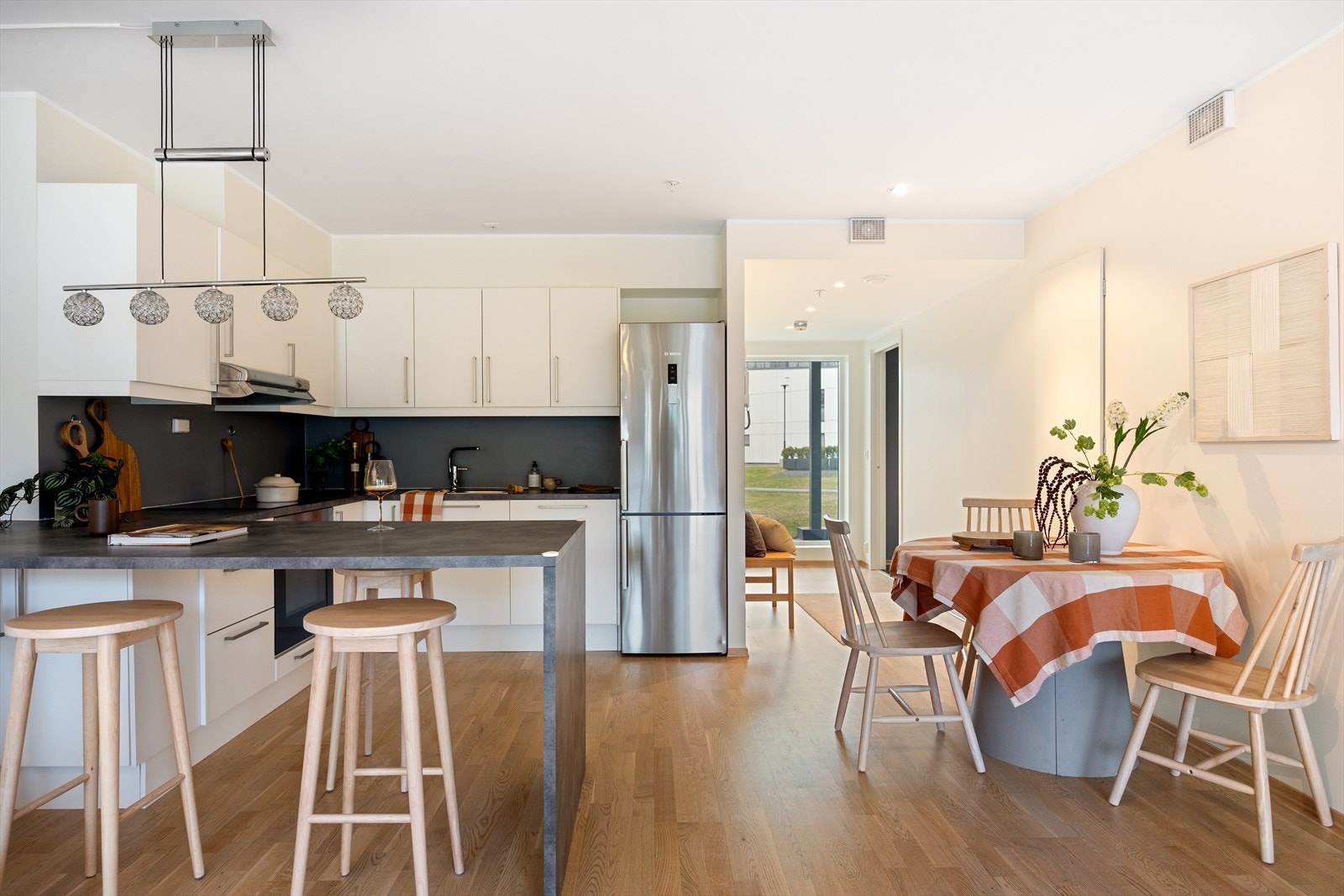 Fra gangen åpner rommet seg opp til leilighetens hjerte - stue- og kjøkkenområdet på hele 28,6 m². Galleribilde