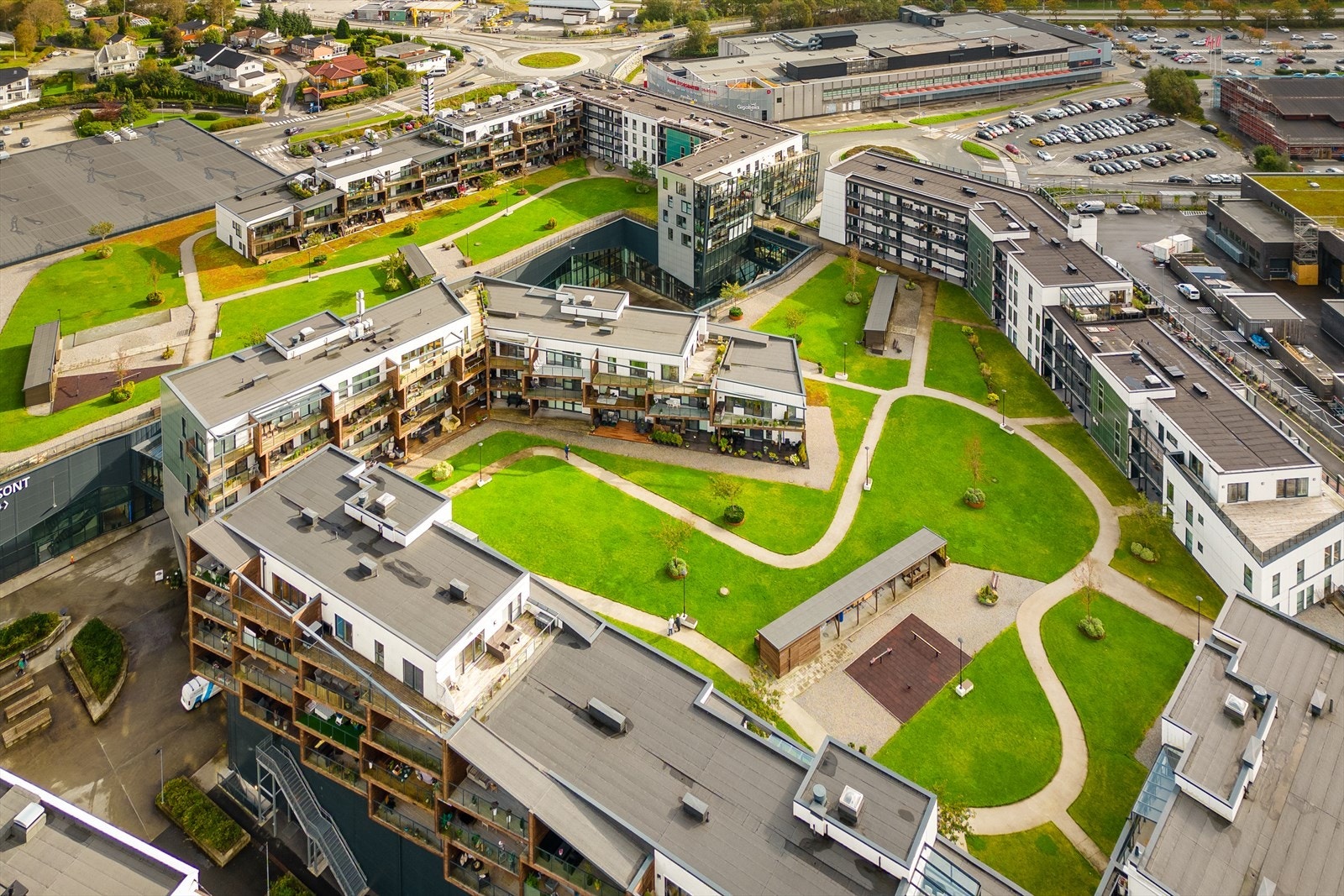 Sameiets fellesareal er pent opparbeidet med flere fine uteplasser. Galleribilde