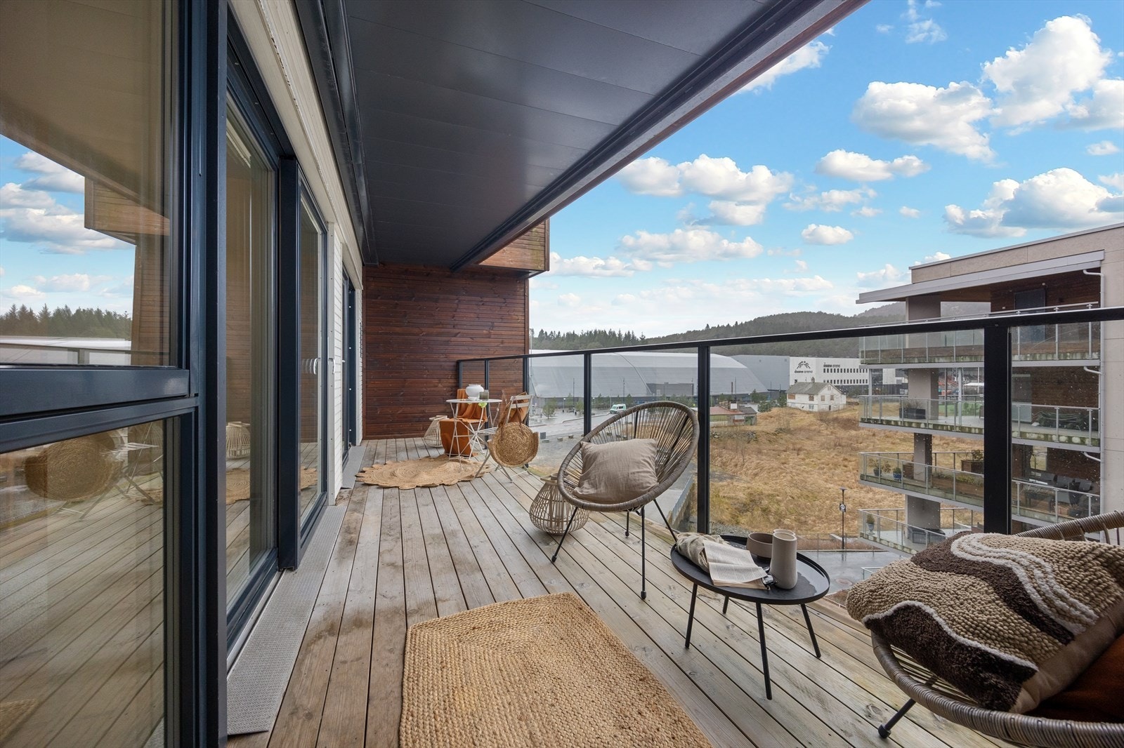 Leiligheten har en flott overbygget altan på 14 kvm. Galleribilde