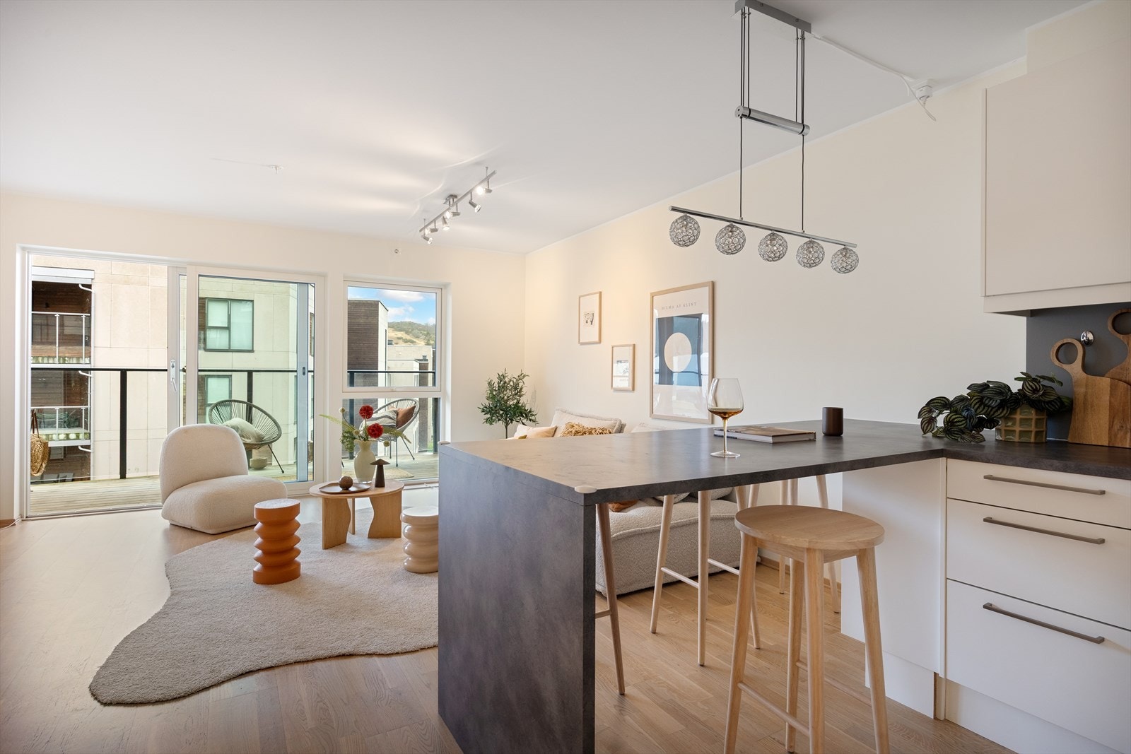 Lys og gjennomgående stue. Galleribilde