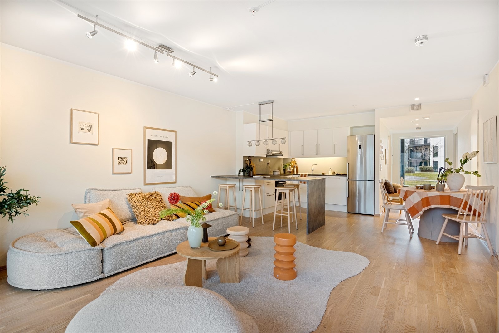 Leiligheten er lys med store vindusflater som sørger for godt med naturlig lys. Galleribilde