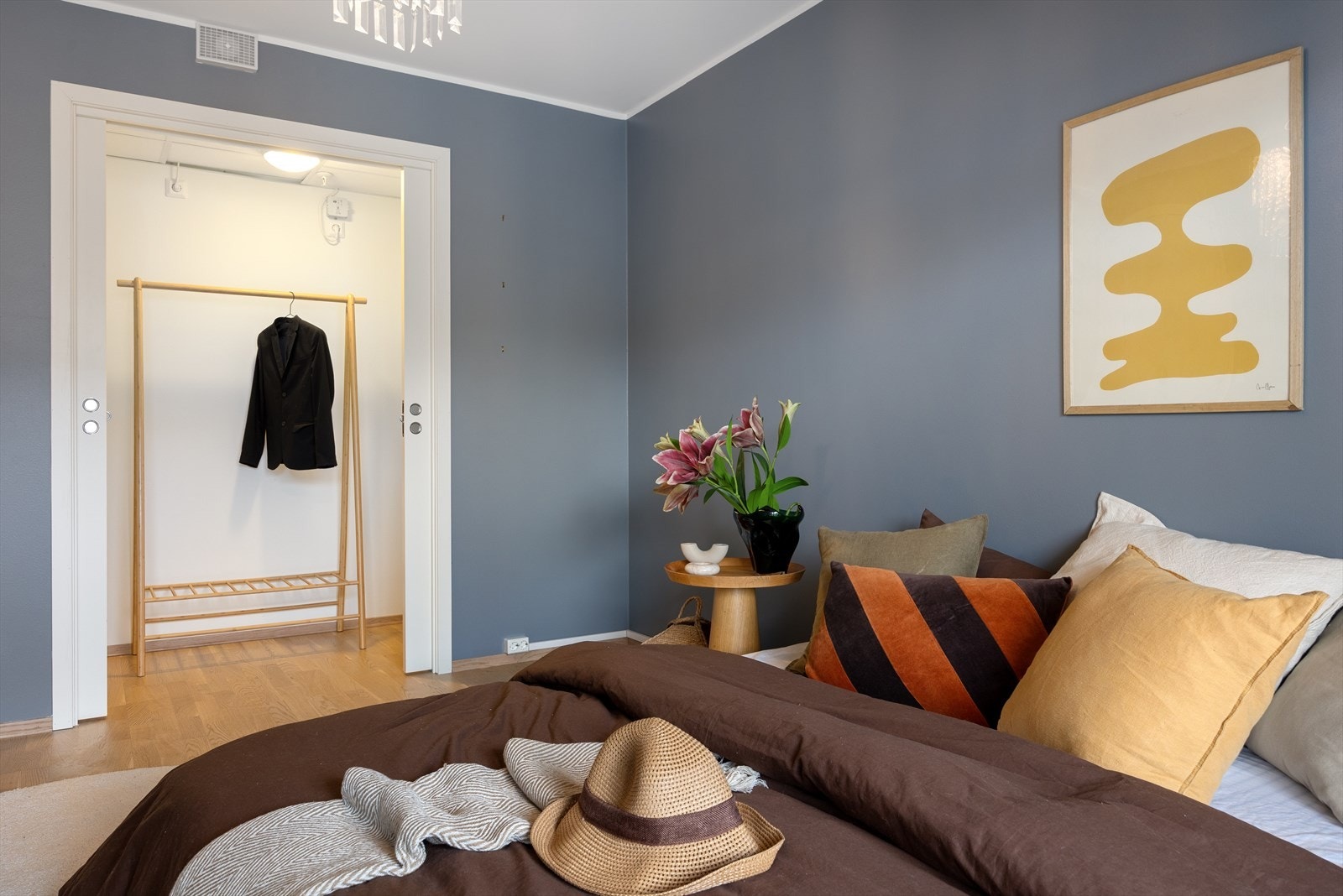 Tilknyttet soverommet er også en romslig garderobe. Galleribilde