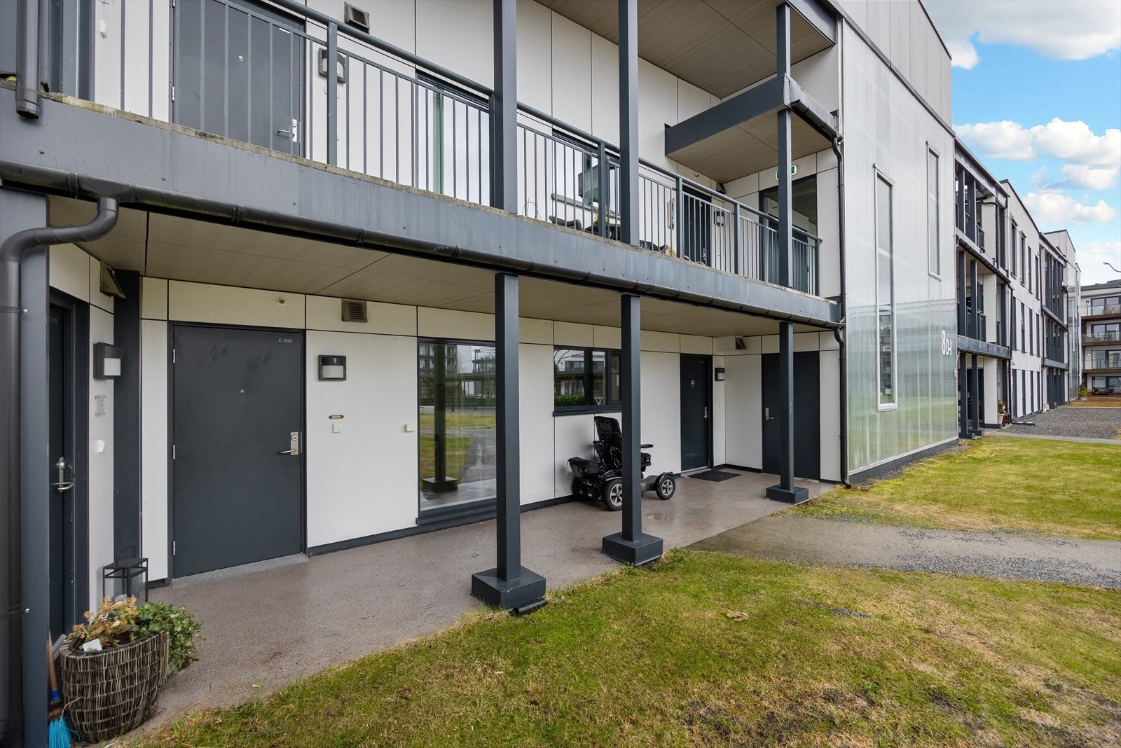 Leilighetens inngangsparti har tilkomst fra heis og sameiets fellesareal. Galleribilde