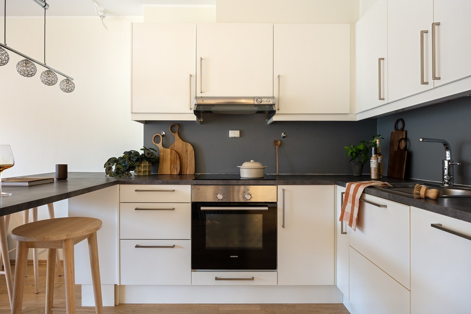 Rommet er designet for å være både sosialt og funksjonelt, og kjøkkenet fra Sigdal står i sentrum. Galleribilde