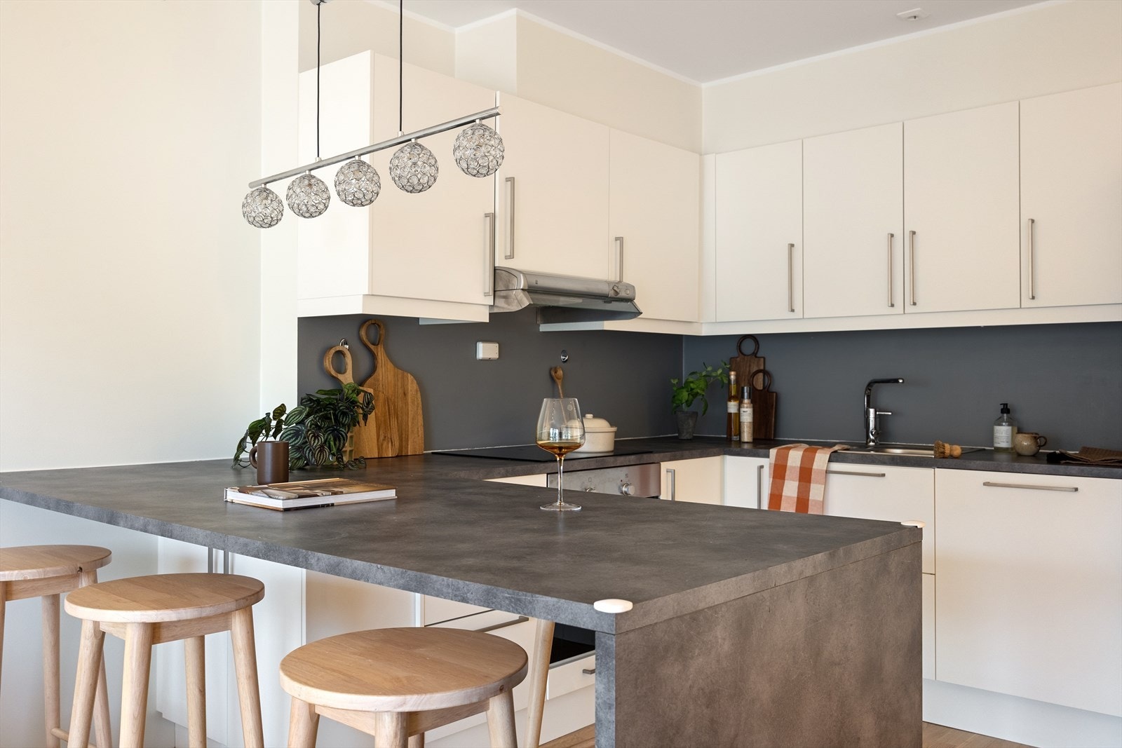 Kjøkkenets halvøy er et naturlig og sosialt skille mellom kjøkken og stue. Galleribilde