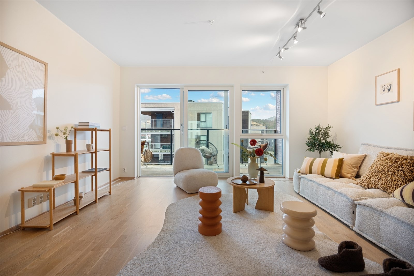 Store skyvedører sørger for at altanen er en naturlig forlengelse av stuen på sommerstid. Galleribilde