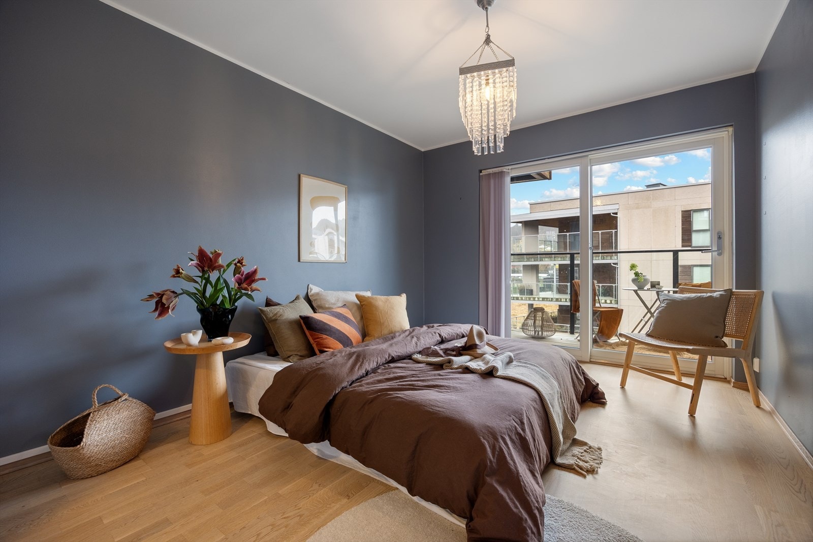 Hovedsoverommet måler 12,4 og har egen utgang til altanen. Galleribilde