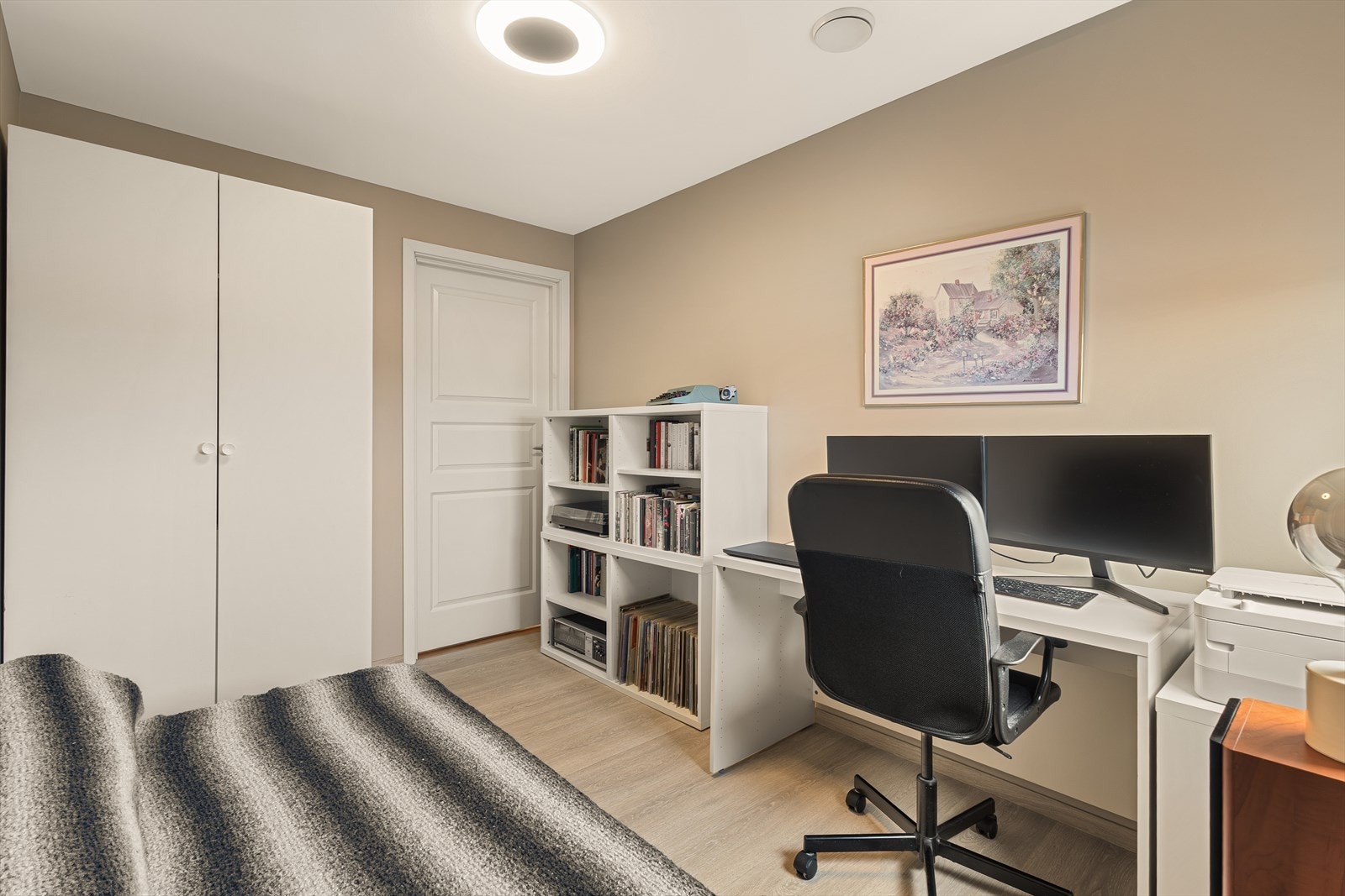 Her er det plass til seng, skrivebord og garderobeløsning Galleribilde