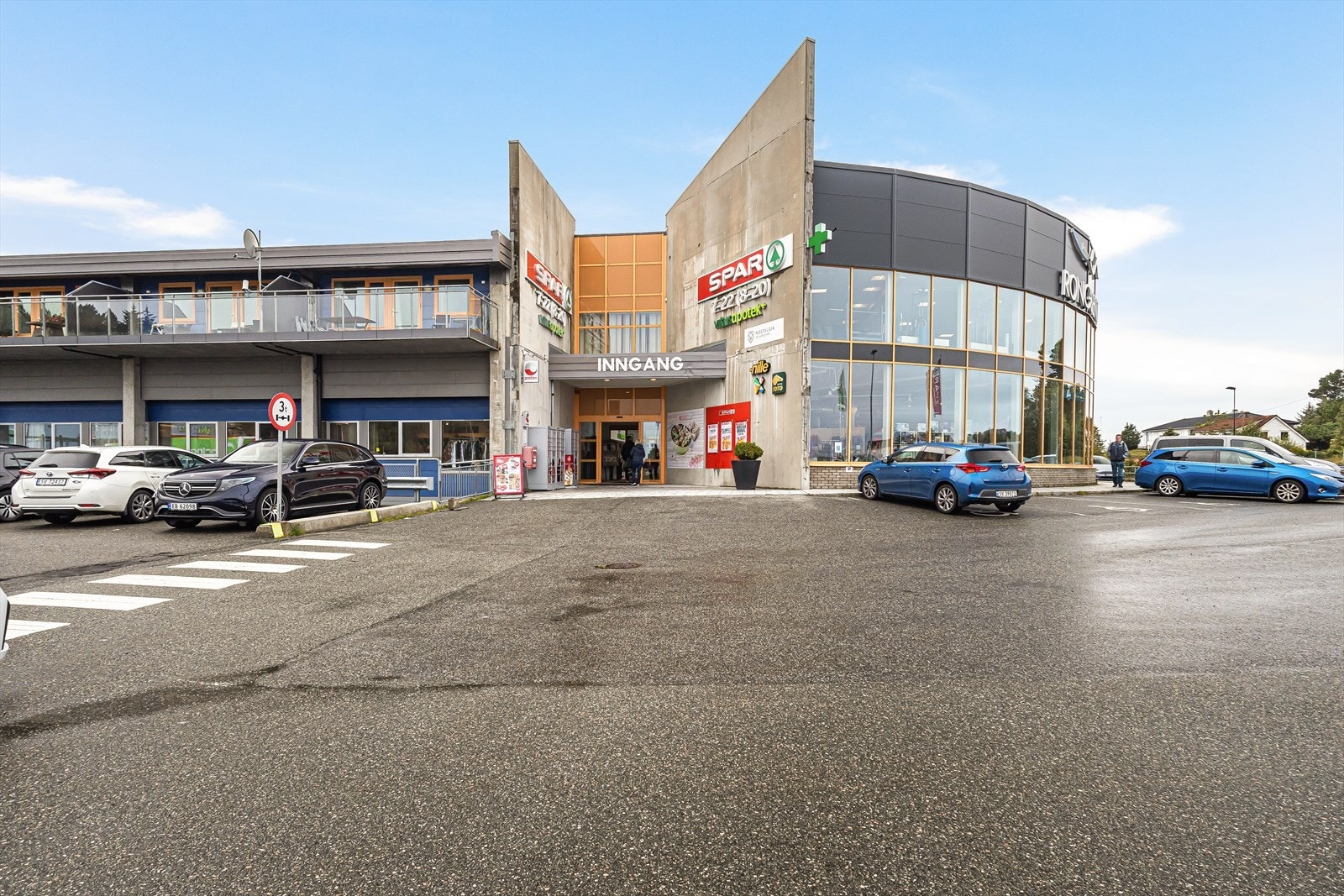 Rong senter ligger i umiddelbar nærhet med alt man trenger av daglige servicetibud. Galleribilde