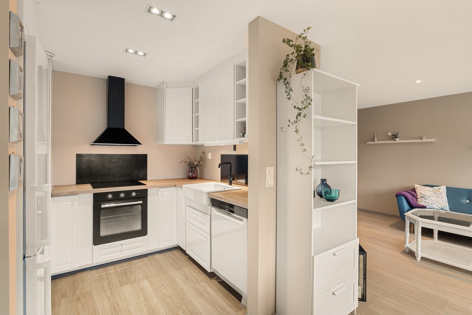 Pent kjøkken fra 2022, praktisk utformet med innredning på begge sider Galleribilde