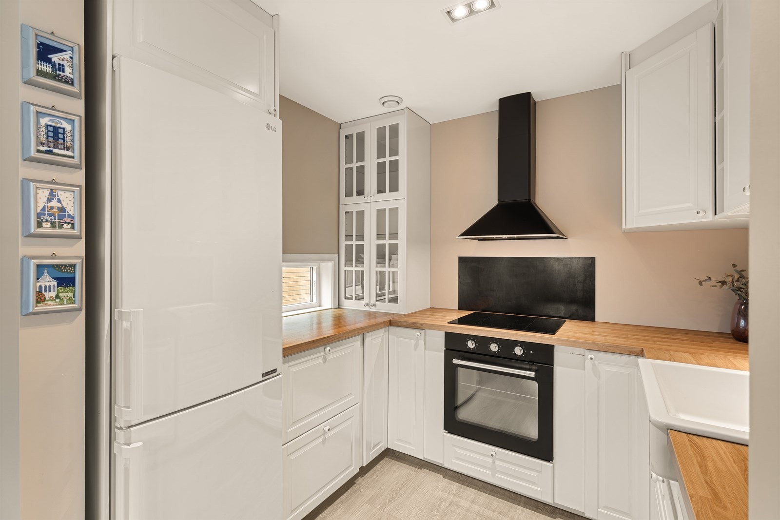 Godt med både skap- og benkeplass Galleribilde