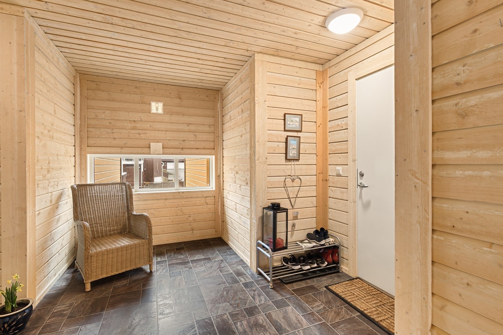 Koselig overbygd inngang med sitteplass Galleribilde