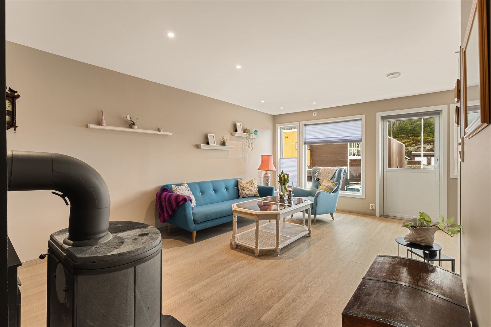 Laminat på gulv og vegger malt i lyse, tidsriktige beige toner i 2022 Galleribilde