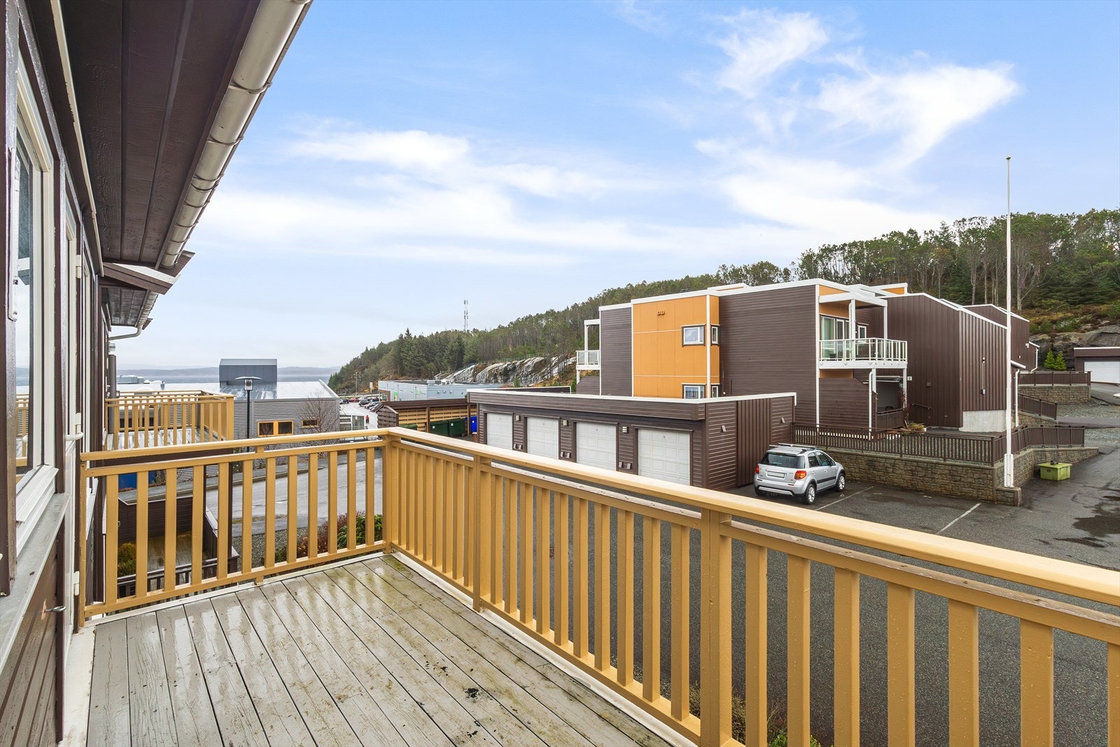 Fra stuen er det utgang til en hyggelig balkong med utsikt over nærområdet Galleribilde